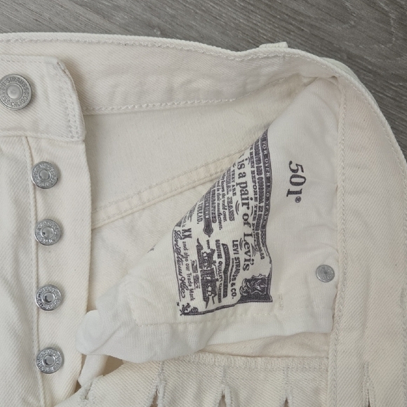 Levi's Cream Jean Shorts - Picture 3 of 8